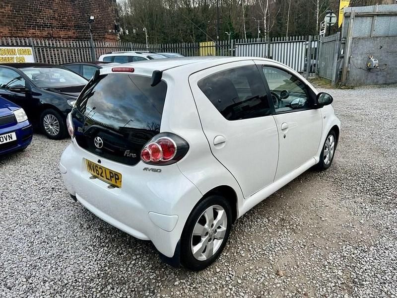 Used Toyota Aygo 67 HP (49 kW) 2013 White Hatchback
