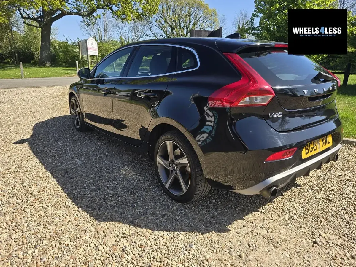 Käytetty Volvo V40 R-Design 122 HP (89 kW) 2015 Musta Viistoperä