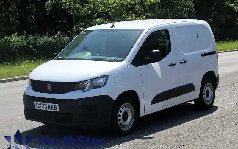 Begagnad Peugeot Partner Premium 131 HK (96 kW) 2023 Minibuss
