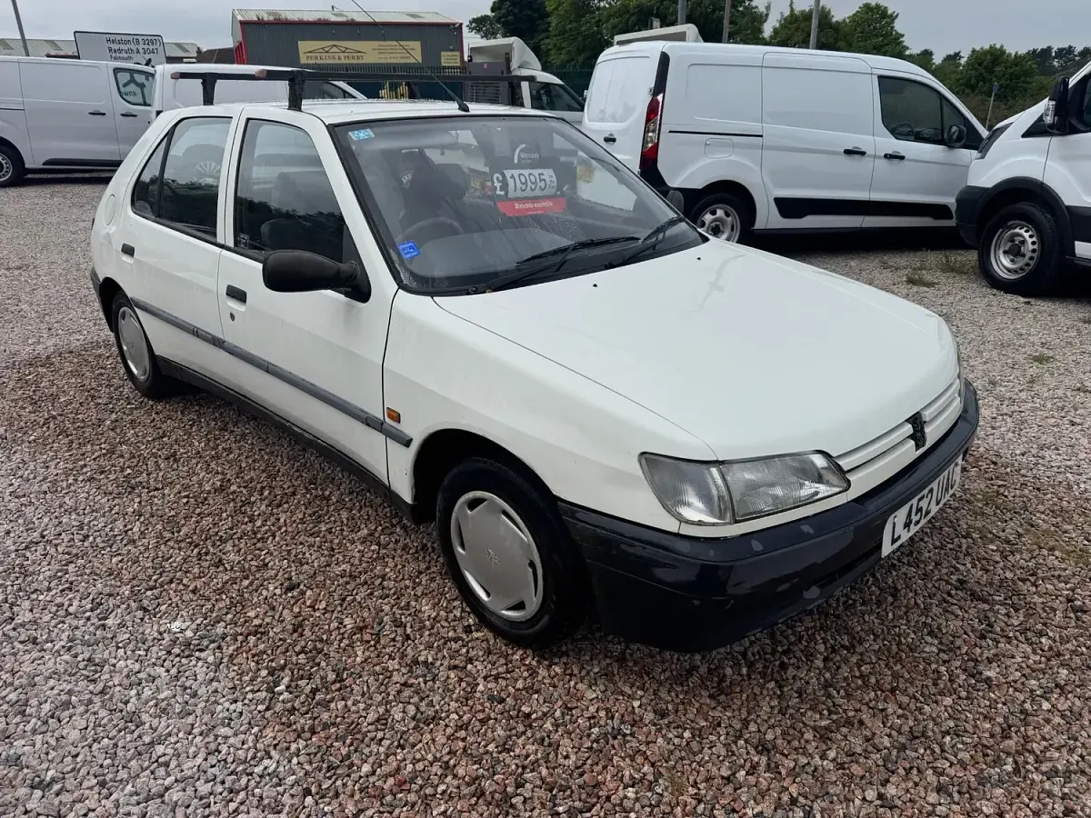 Used Peugeot 306 75 HP (55 kW) 1993 White Hatchback
