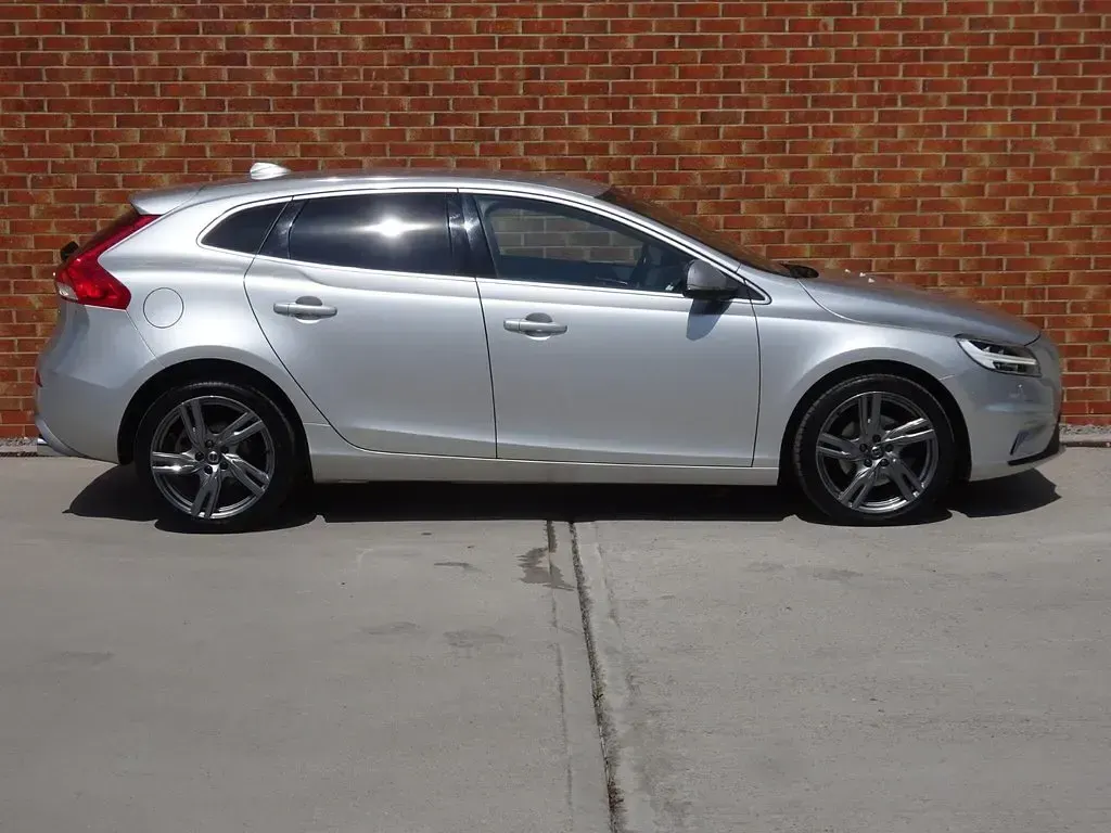 Used Volvo V40 R-Design Pro 122 HP (89 kW) 2018 Silver Hatchback