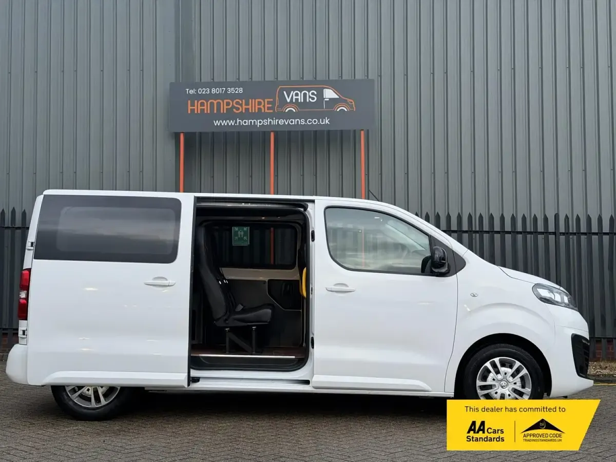 Second-hand Vauxhall Vivaro Sportive 100 CP (73 kW) 2021 Alb Monovolum