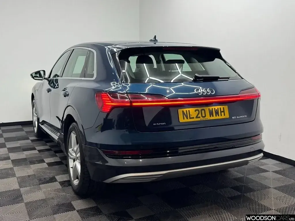 Usado Audi e-tron Design 230 kW (313 HP) 2020 Azul SUV
