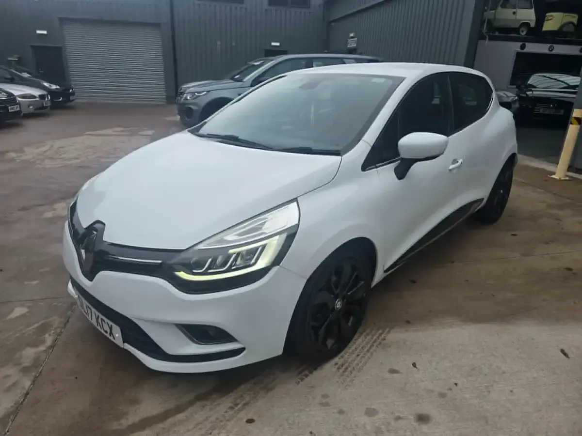 Used Renault Clio Dynamique 2017 White Hatchback