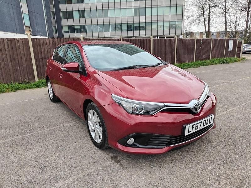Used Toyota Auris Business Edition 116 HP (85 kW) 2017 Red Hatchback
