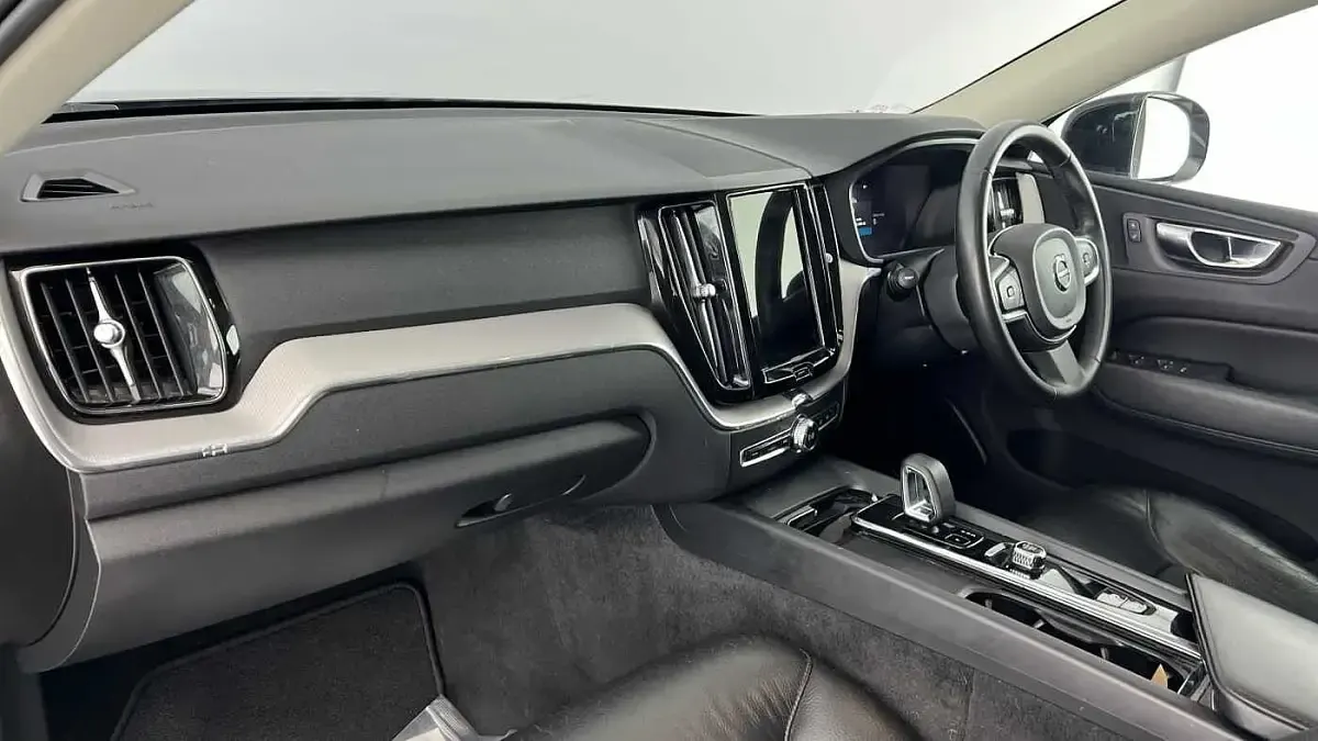 Used Volvo XC60 Core 350 HP (257 kW) 2022 Onyx black SUV