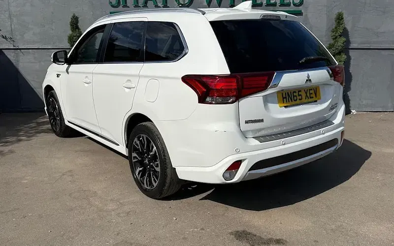 Used Mitsubishi Outlander P-HEV 203 HP (149 kW) 2016 Estate
