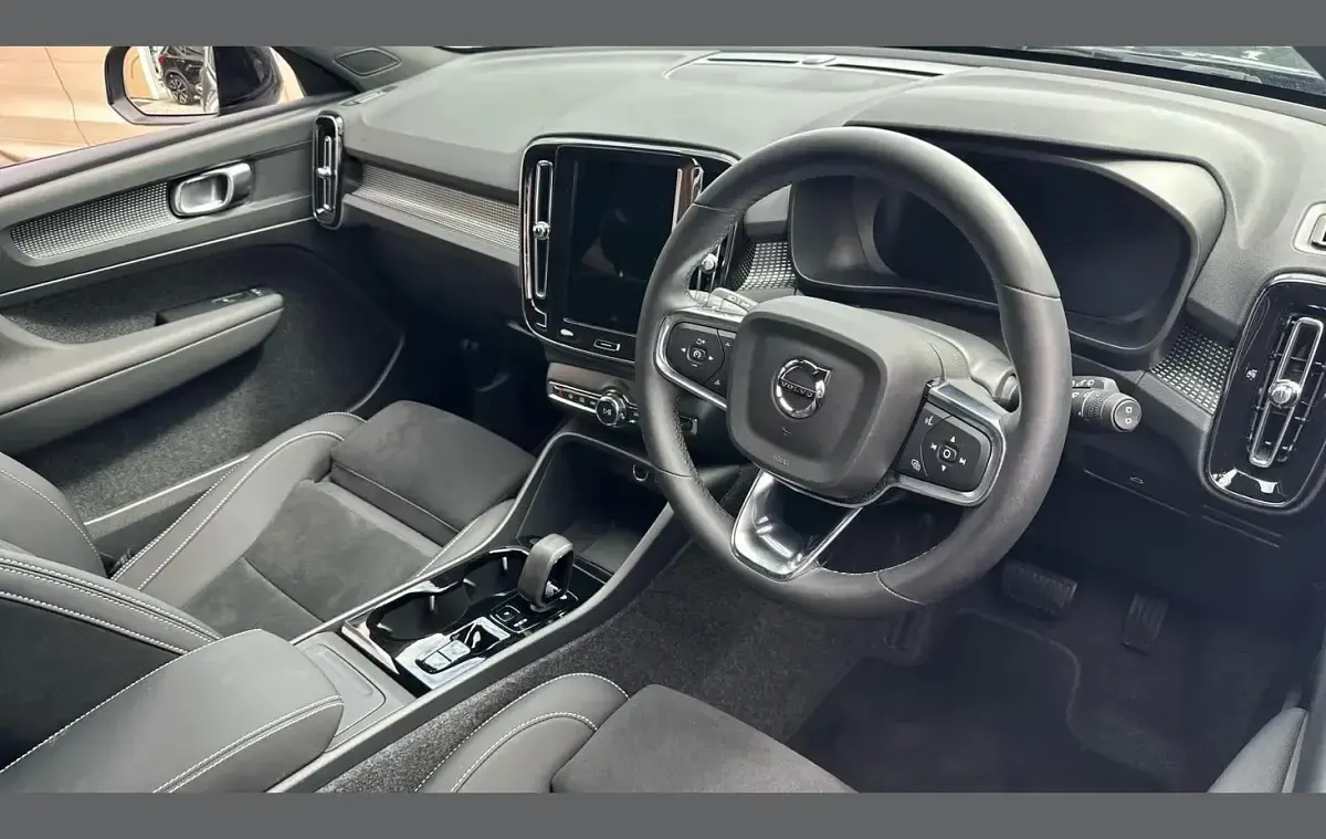 Used Volvo XC40 Plus 194 HP (142 kW) 2025 Blue SUV