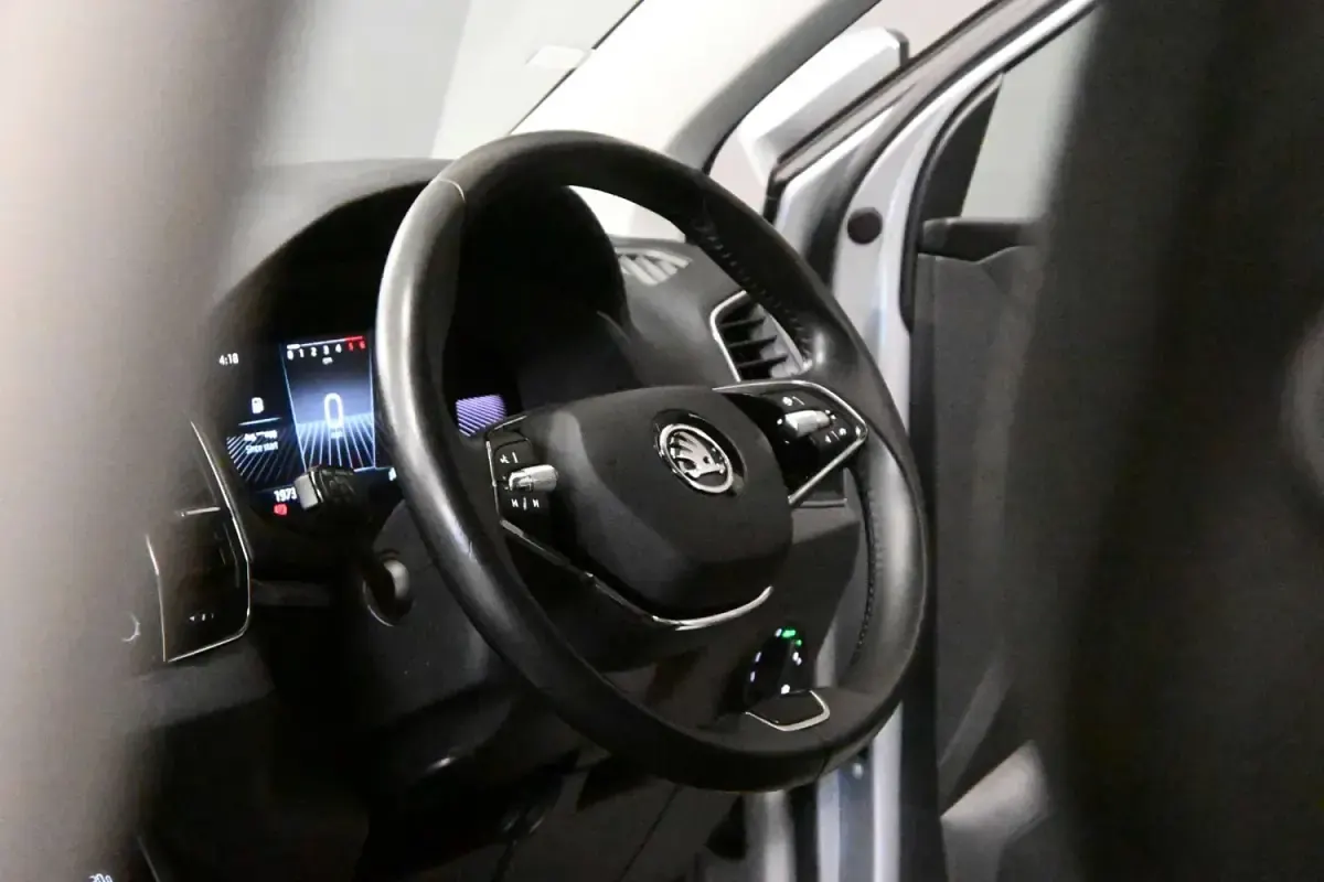 Usado Skoda Karoq SE Drive 2023 Prateado SUV