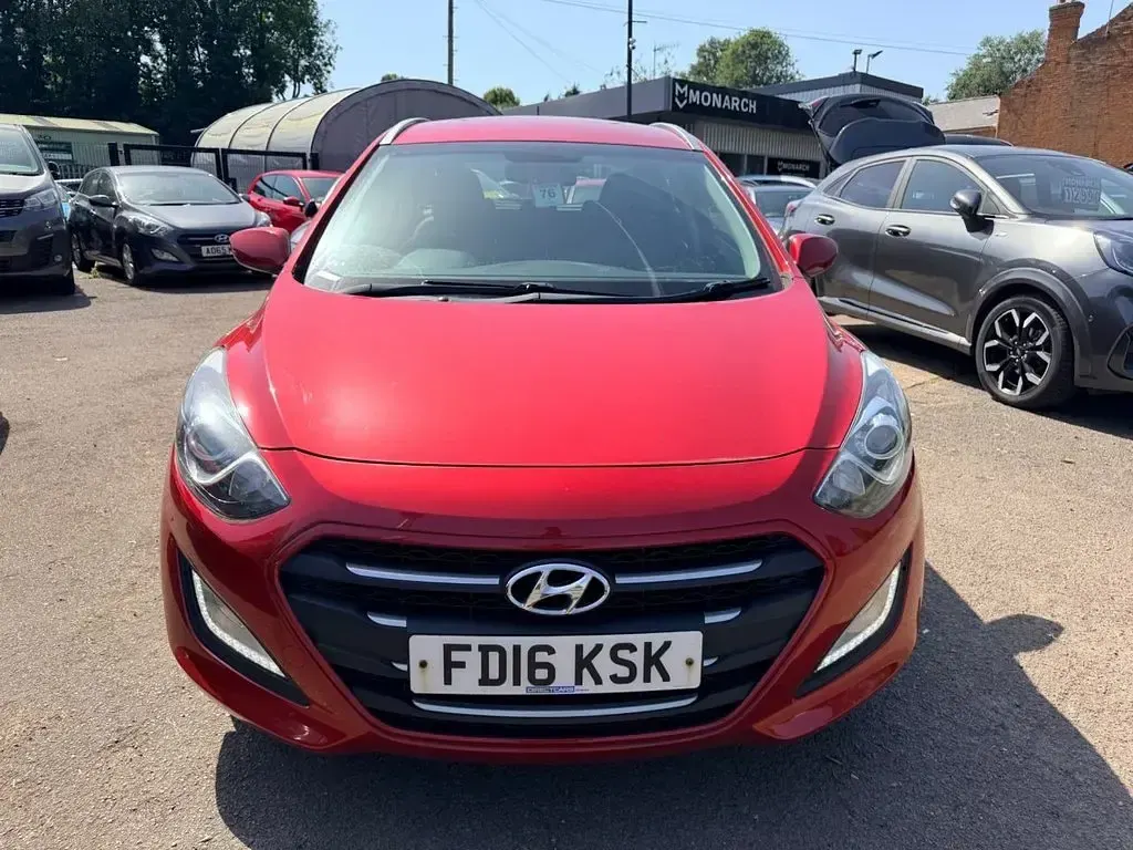 Used Hyundai i30 SE 136 HP (100 kW) 2016 Red Estate