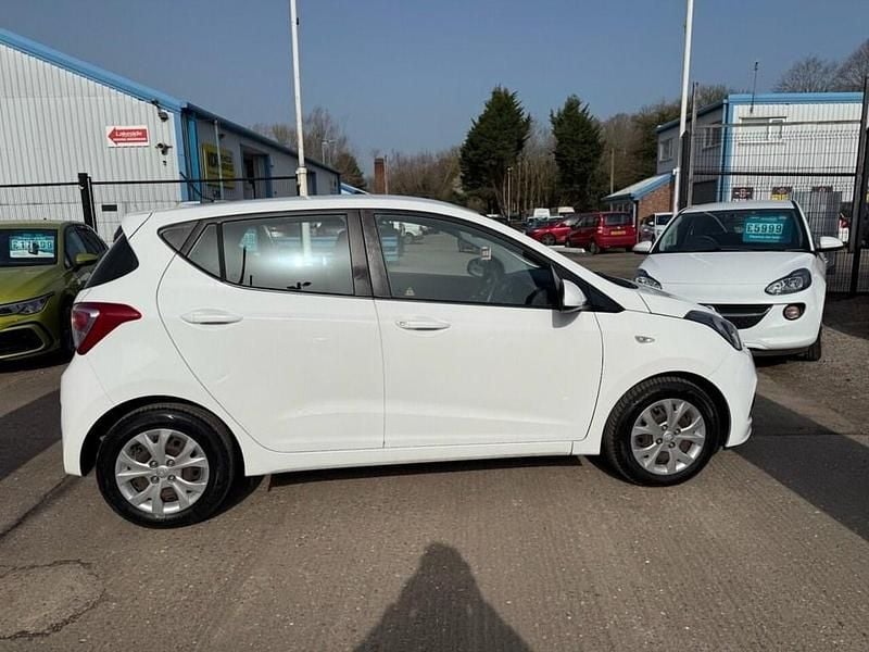 Used Hyundai i10 SE 66 HP (48 kW) 2014 White Hatchback
