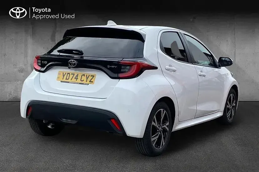 Used Toyota Yaris Hybrid Design 116 HP (85 kW) 2024 White Hatchback