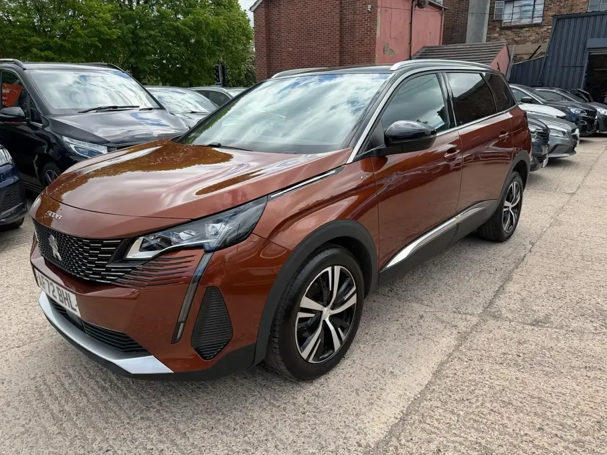 Usado Peugeot 5008 GTi 130 HP (95 kW) 2022 Castanho SUV