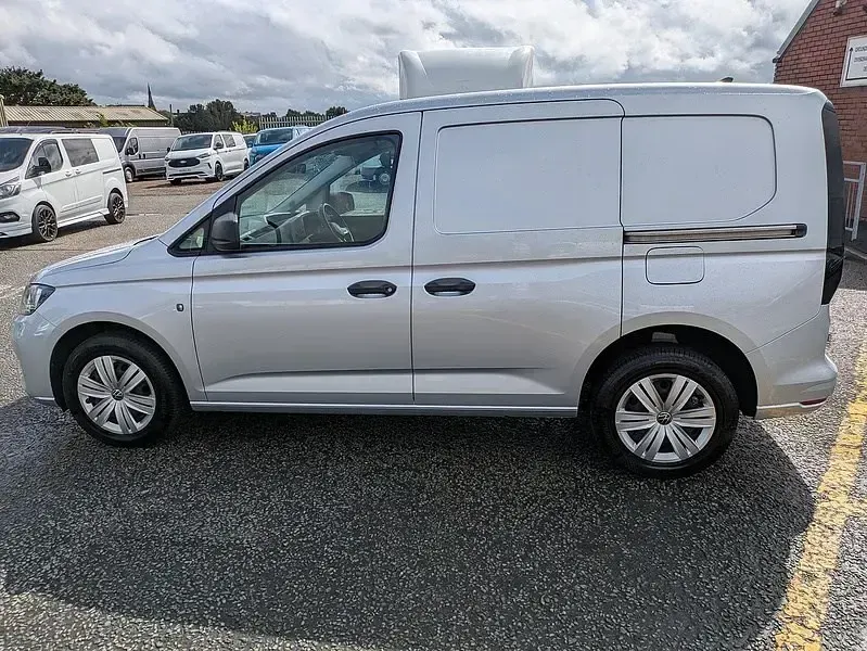 Usado VW Caddy 122 HP (89 kW) 2022 Prateado Monovolume
