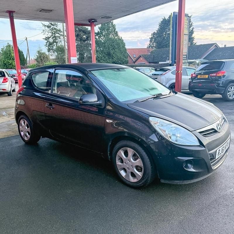 Used Hyundai i20 Comfort 77 HP (56 kW) 2011 Black Hatchback