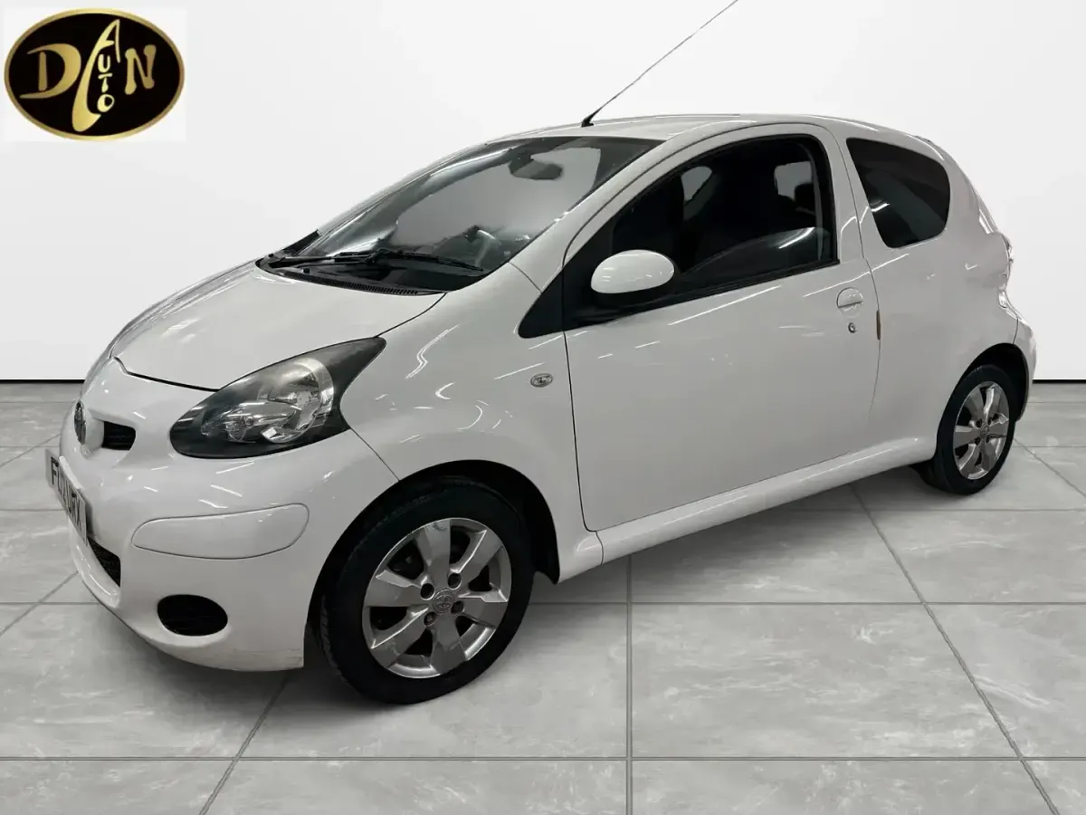 Used Toyota Aygo 68 HP (50 kW) 2012 White Hatchback