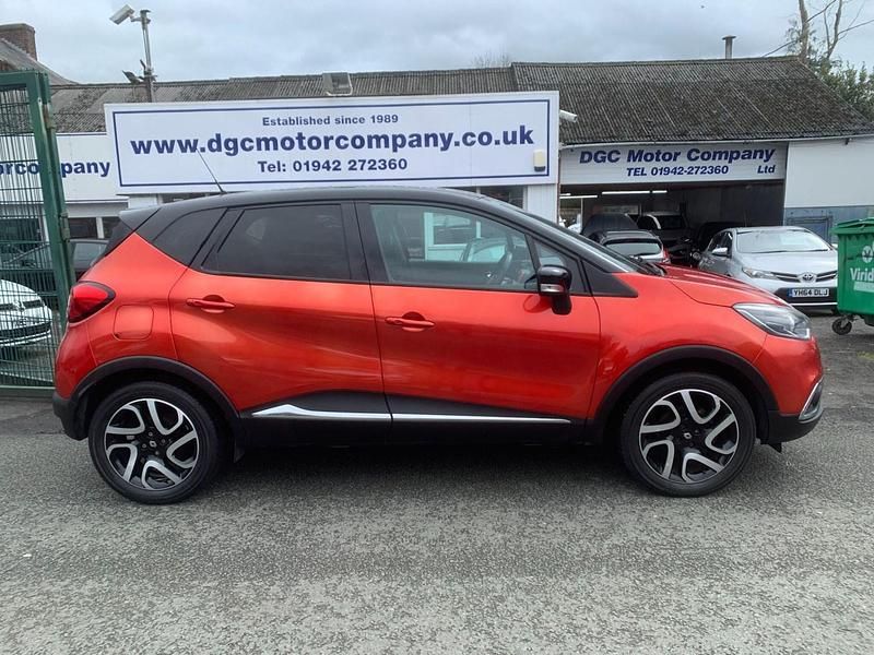 Used Renault Captur Signature 90 HP (66 kW) 2015 Red/black SUV