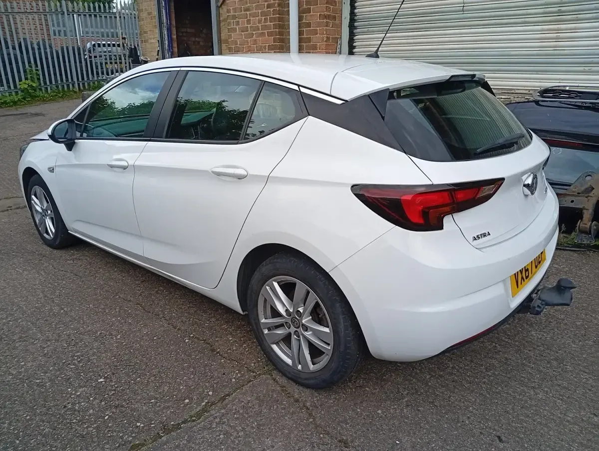 Used Vauxhall Astra Design Edition 2017 White Hatchback