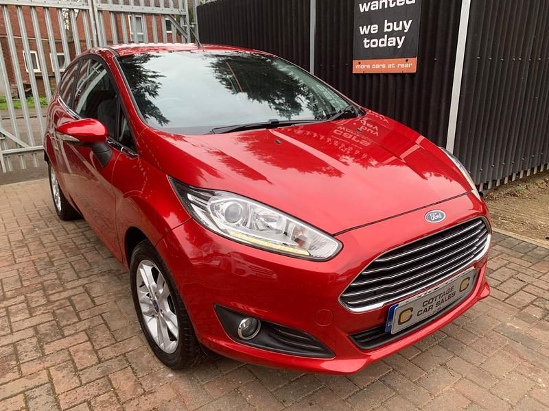Used Ford Fiesta Zetec 100 HP (73 kW) 2016 Red Hatchback