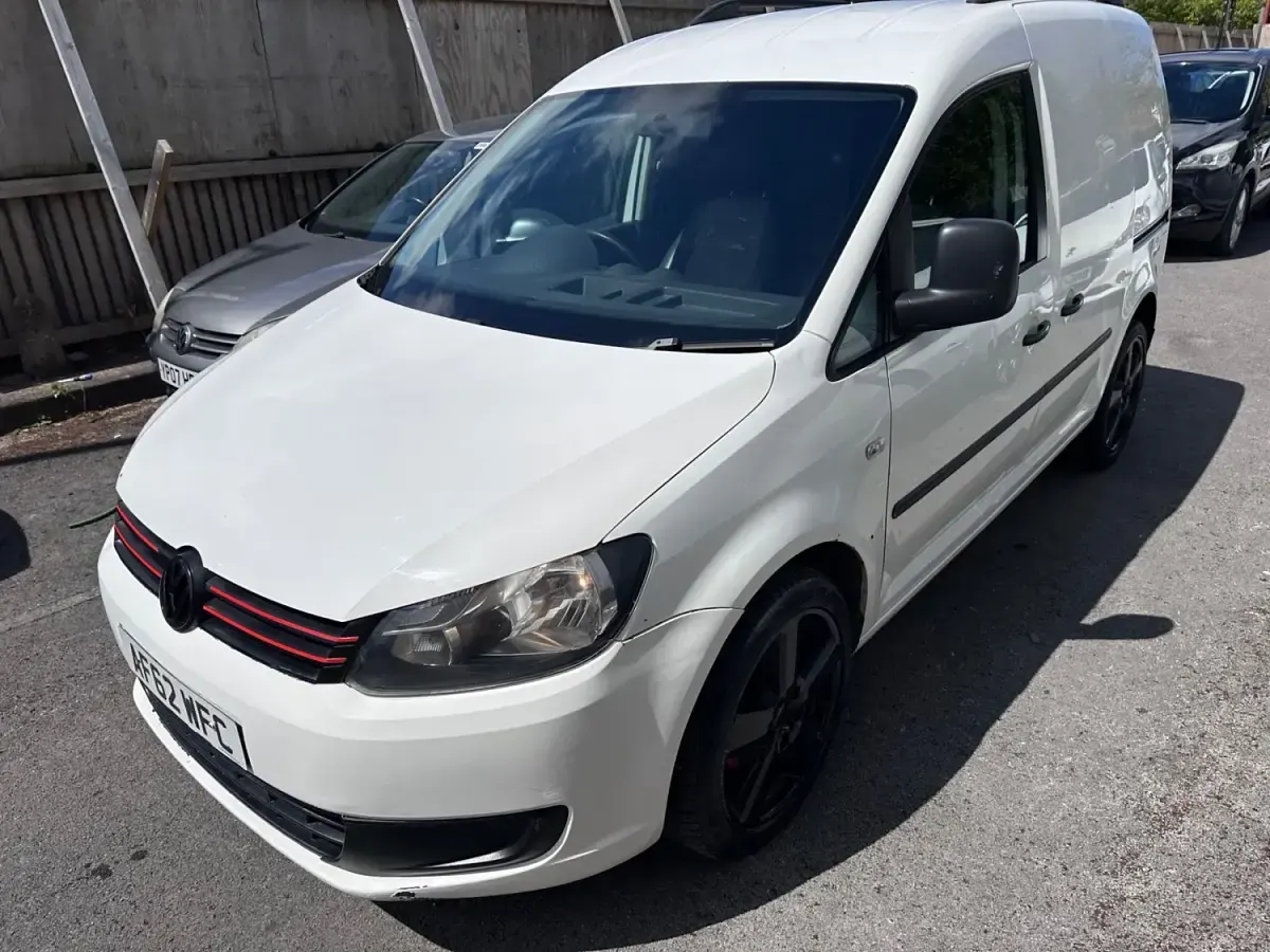 Begagnad VW Caddy 102 HK (75 kW) 2012 Vit Minibuss