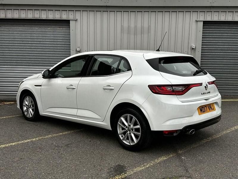 Used Renault Mégane IV Dynamique 110 HP (80 kW) 2017 White Hatchback