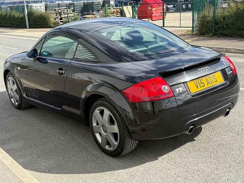 Begagnad Audi TT Design 225 HK (165 kW) 2000 Svart Sportkupé