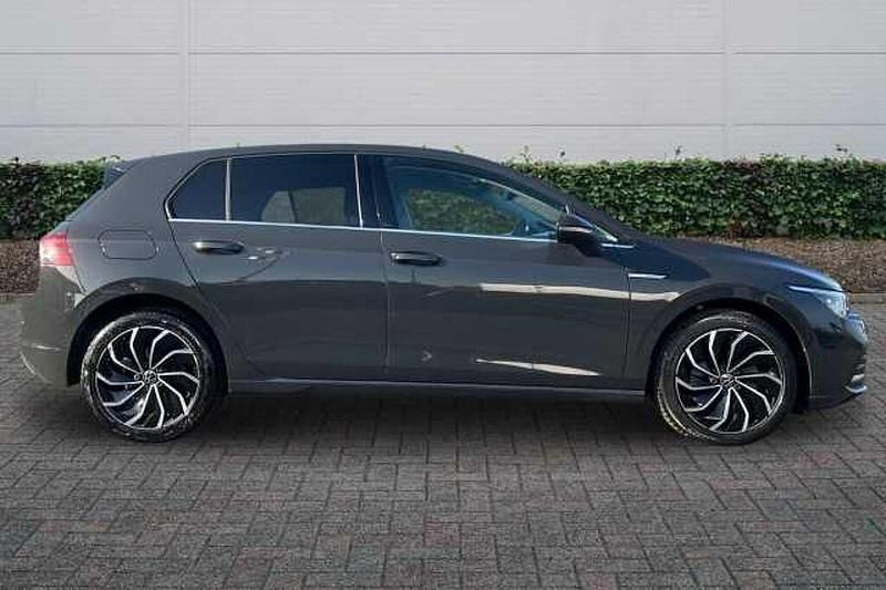 Second-hand VW Golf VIII Edition 150 CP (110 kW) 2023 Gri Hatchback