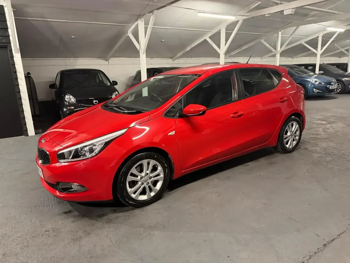 Used Kia Ceed 98 HP (72 kW) 2015 Red Hatchback