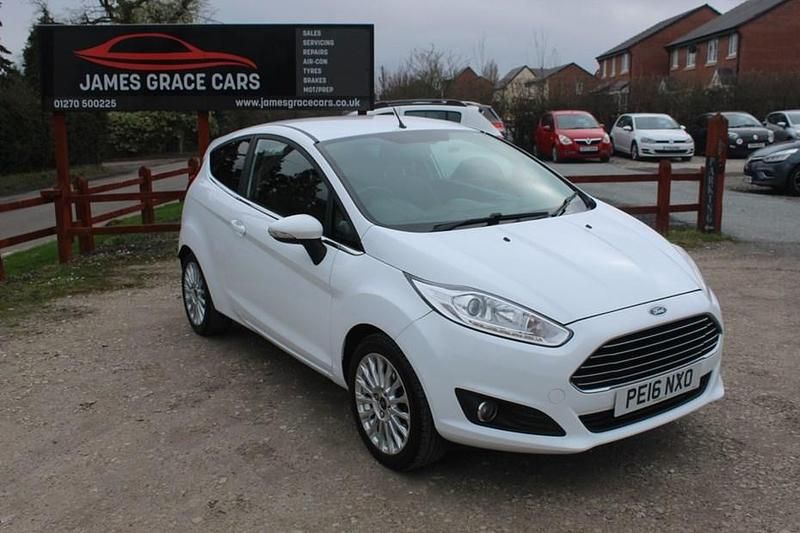 Used Ford Fiesta Zetec 82 HP (60 kW) 2016 White Hatchback