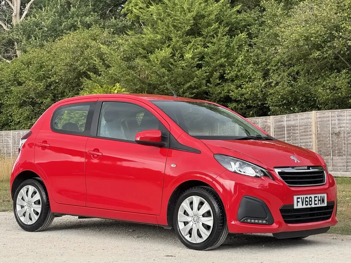 Used Peugeot 108 Active 72 HP (52 kW) 2019 Red Hatchback