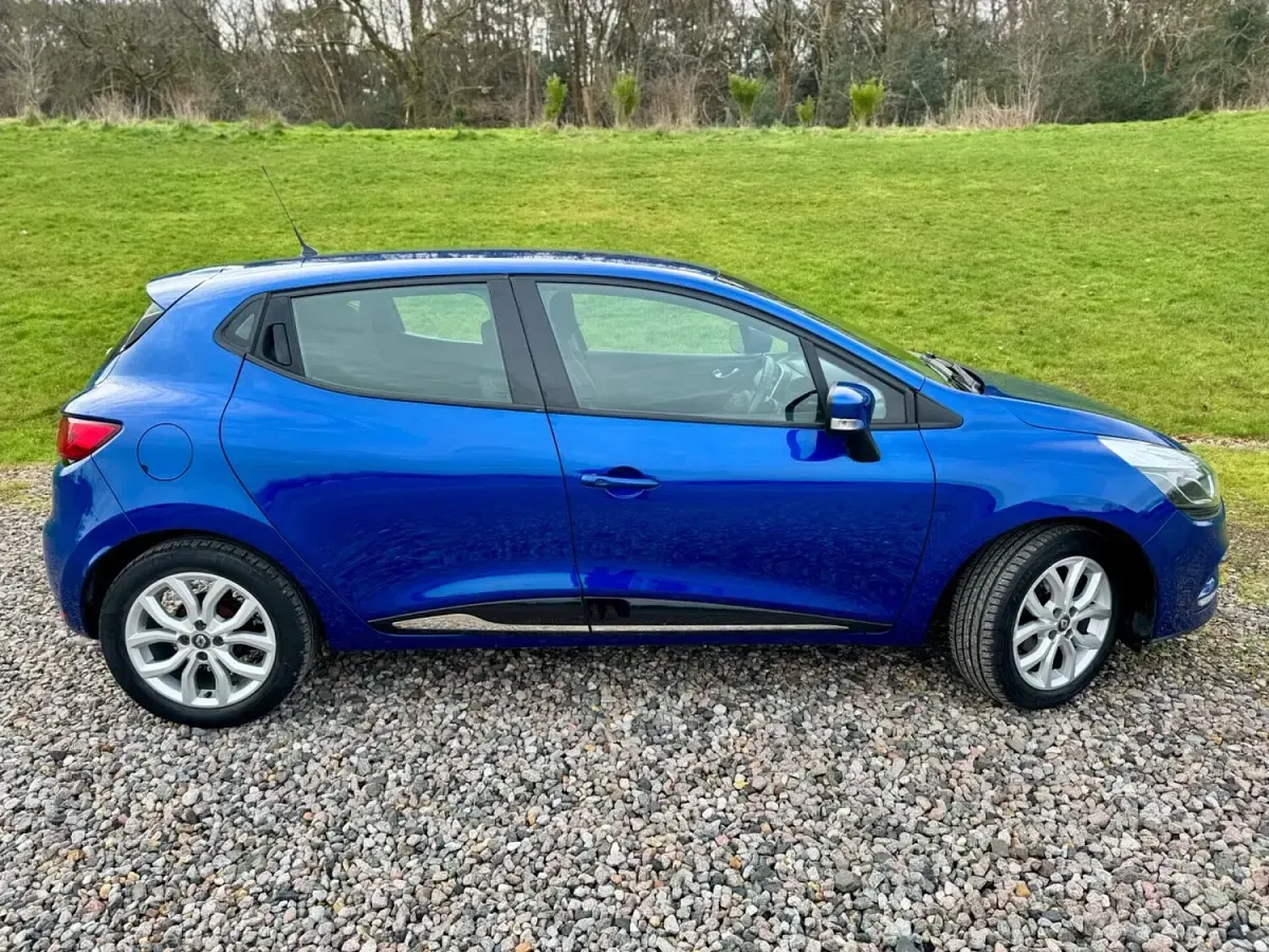 Used Renault Clio Dynamique 75 HP (55 kW) 2017 Blue Hatchback