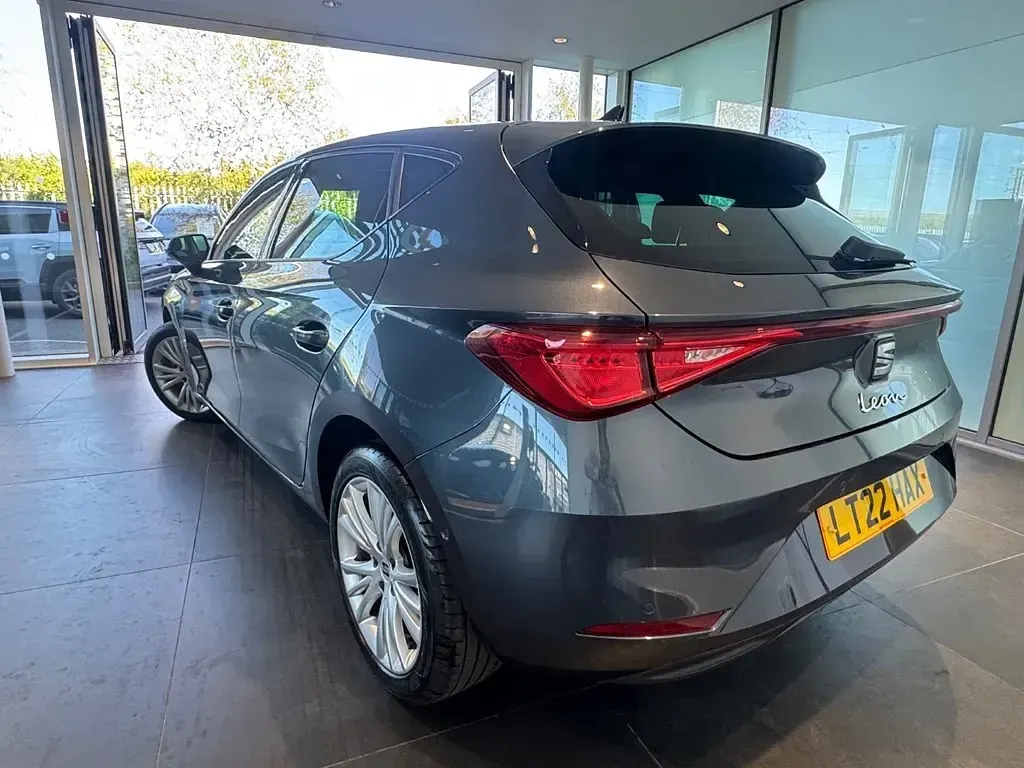 Begagnad Seat Leon SE Dynamic 108 HK (79 kW) 2022 Grå Halvkombi