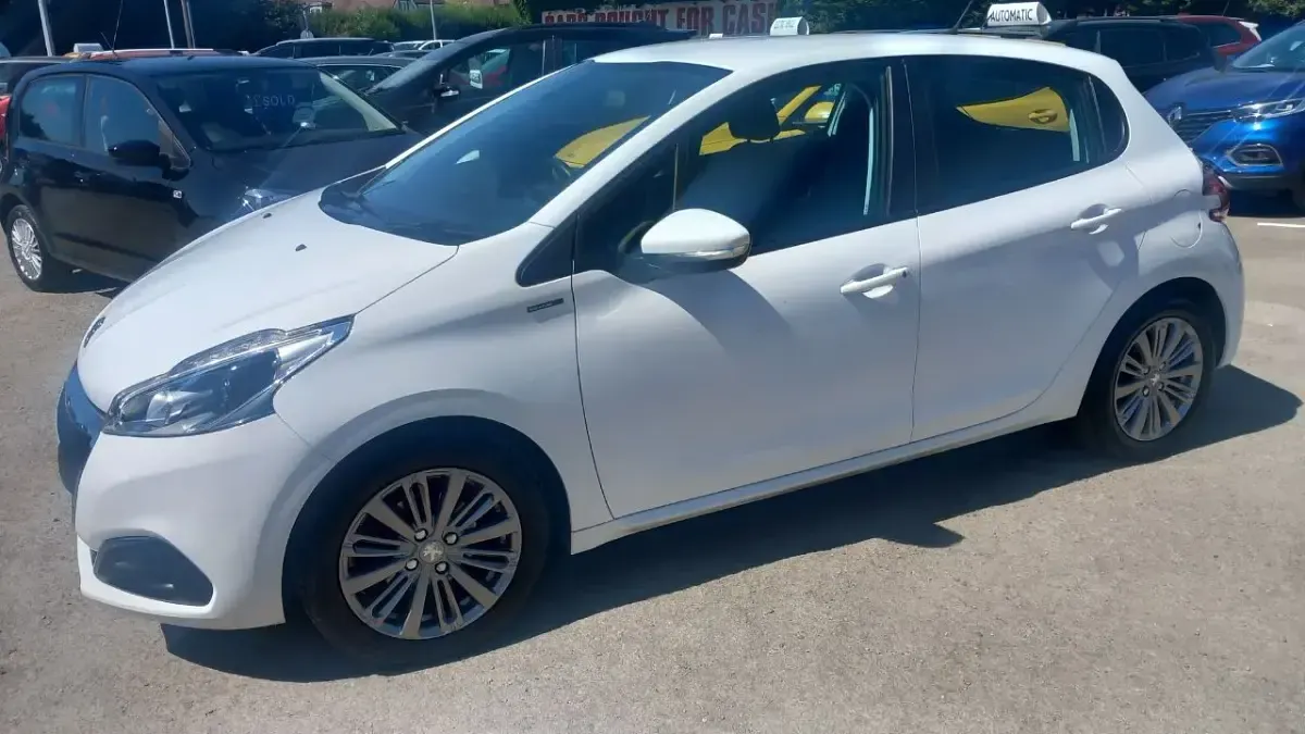 Used Peugeot 208 Signature Sky 82 HP (60 kW) 2018 White Hatchback