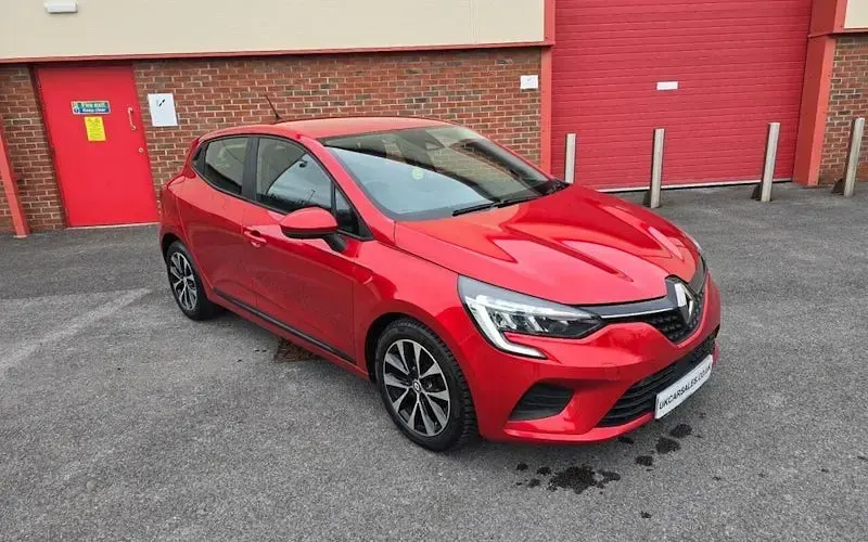 Used Renault Clio V Iconic 90 HP (66 kW) 2022 Red Hatchback