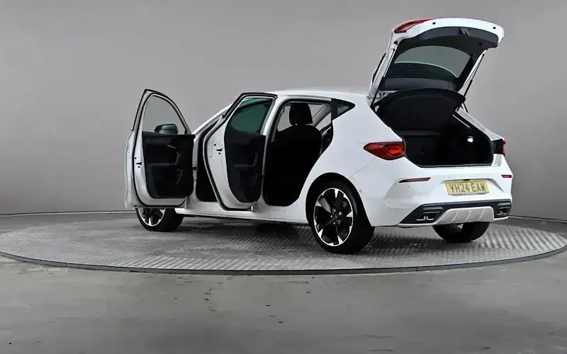 Used Cupra Leon 150 HP (110 kW) 2023 White Hatchback