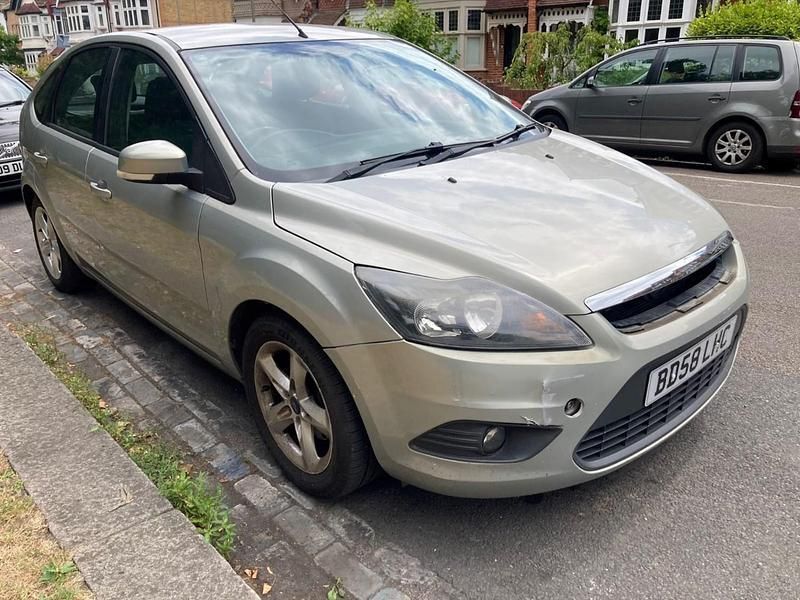Silver Used 2009 Ford Focus Zetec Hatchback | £1,595 (Good price) - Image 1/4