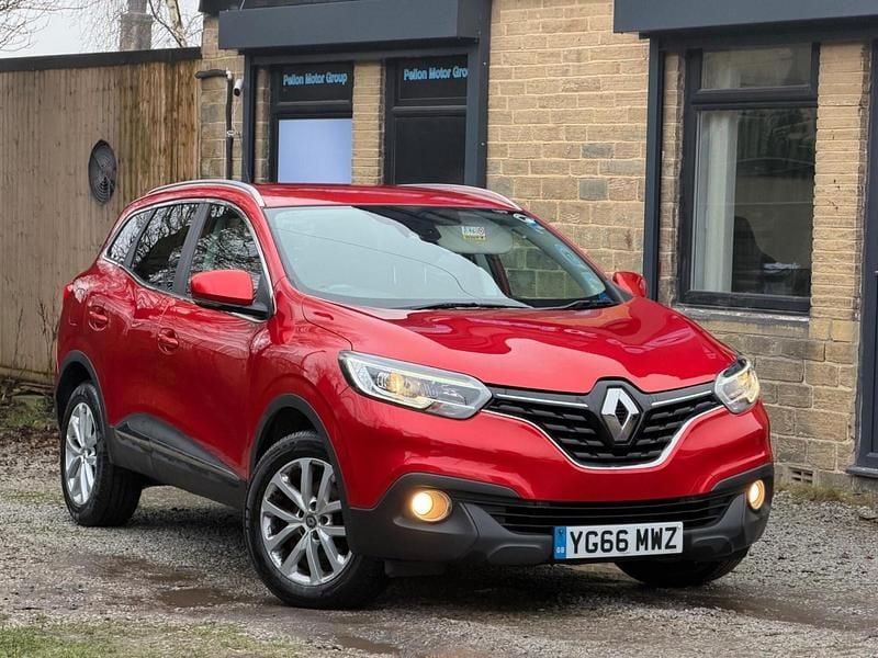 Red Used 2016 Renault Kadjar Dynamique SUV | £4,990 (Super price) - Image 1/4