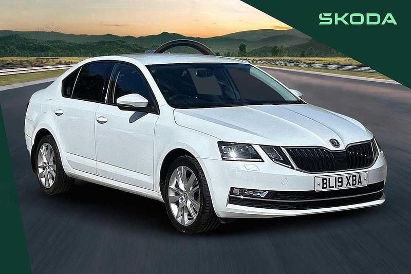 Moon white metallic Used 2019 Skoda Octavia Hatchback | £12,470 (Fair price) - Image 1/4