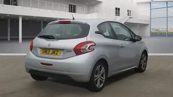 Used Peugeot 208 Active 95 HP (69 kW) 2013 Silver Hatchback