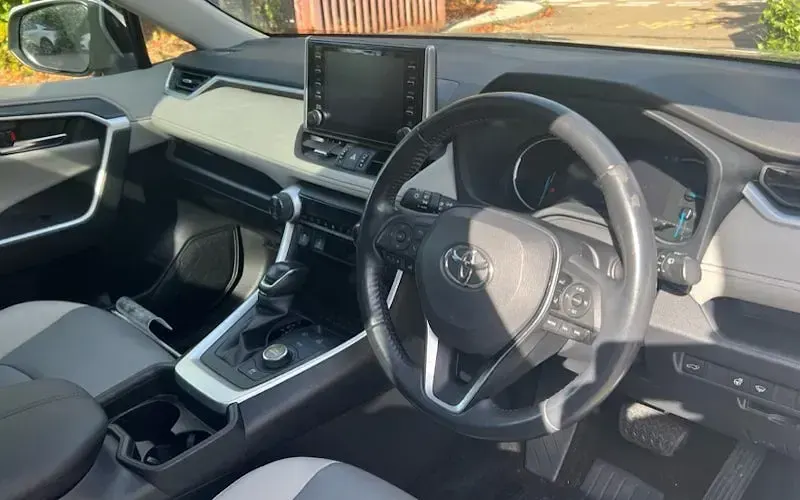 Used Toyota RAV4 Hybrid 222 HP (163 kW) 2021 Silver SUV