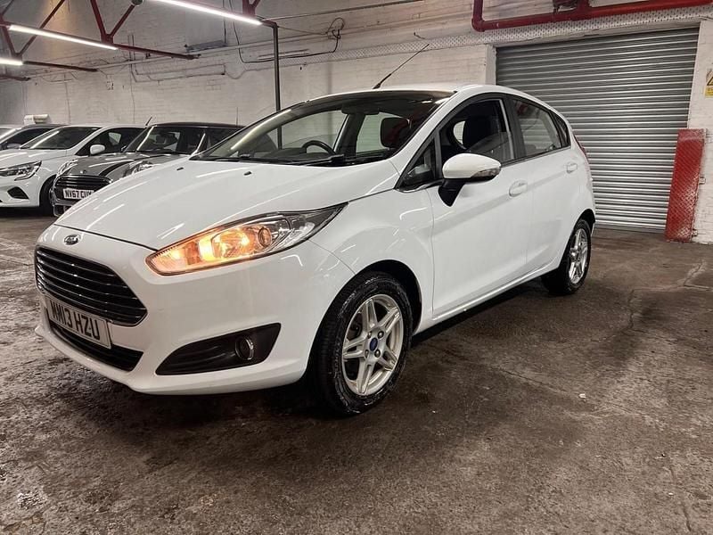 Used Ford Fiesta Zetec 2013 White Hatchback