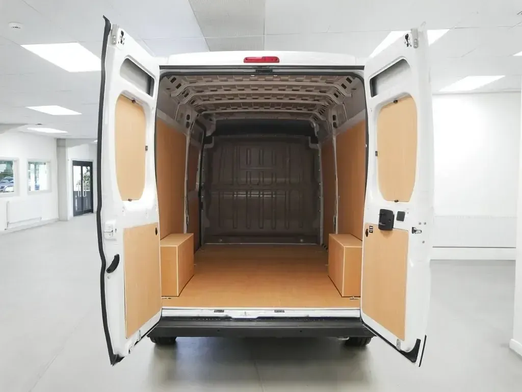 Second-hand Peugeot Boxer Premium 140 CP (102 kW) 2024 Alb Van