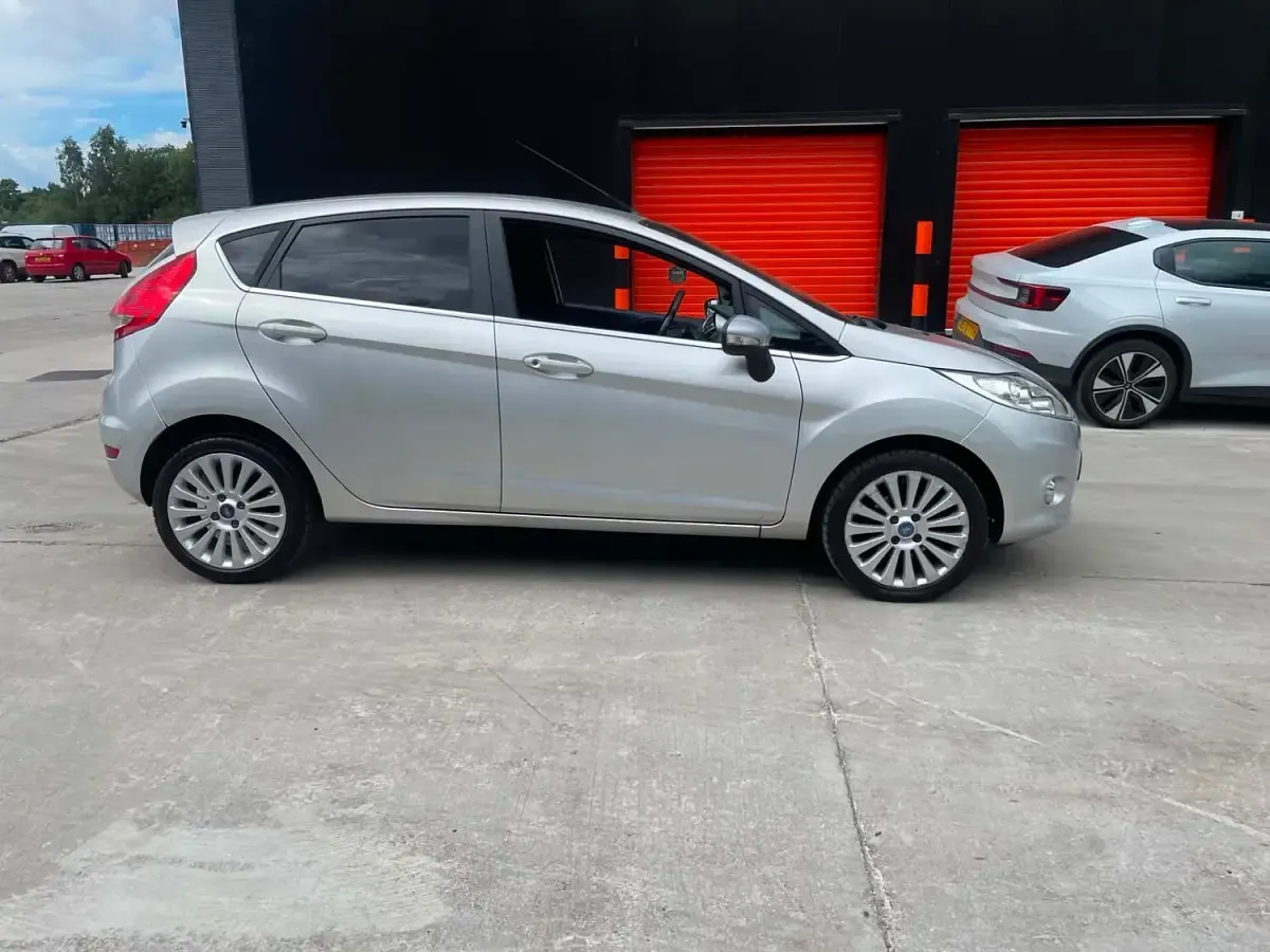 Used Ford Fiesta Titanium 95 HP (69 kW) 2010 Silver Hatchback