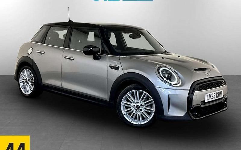 Usado Mini Cooper S Exclusive 178 HP (130 kW) 2022 Citadino