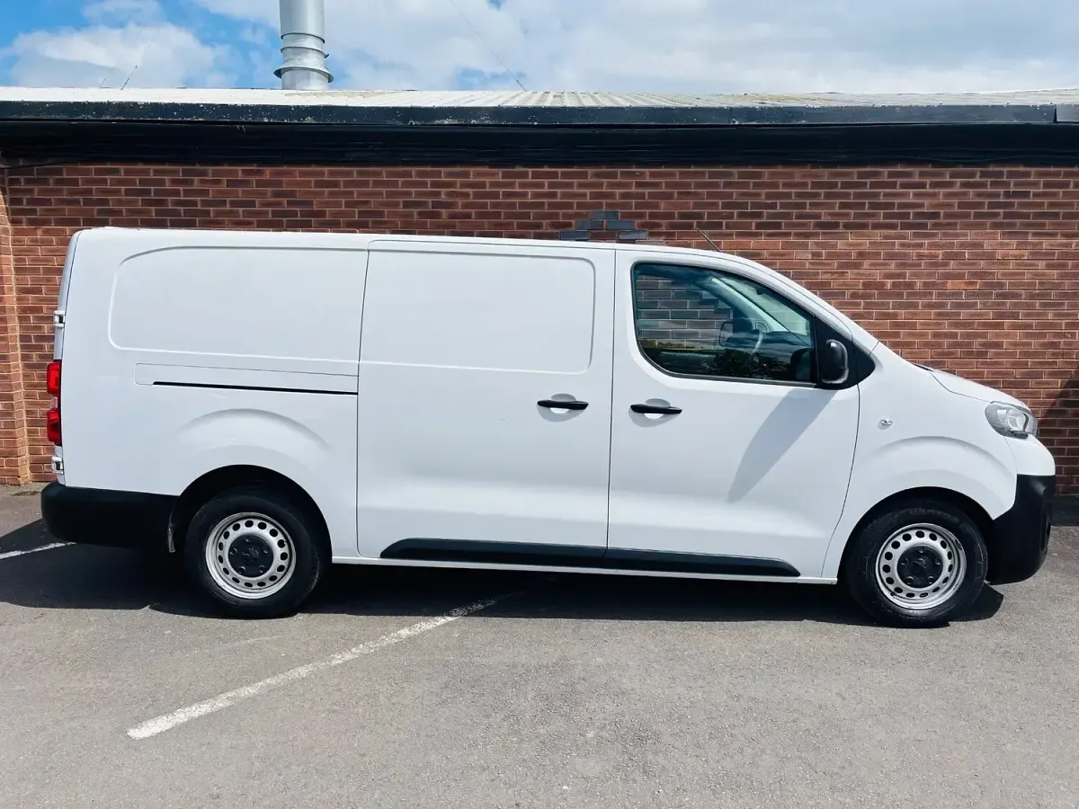 Używany Peugeot Expert Premium 142 KM (104 kW) 2023 Biały Van