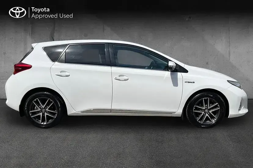Used Toyota Auris Hybrid Plus 136 HP (100 kW) 2015 Pure white Hatchback