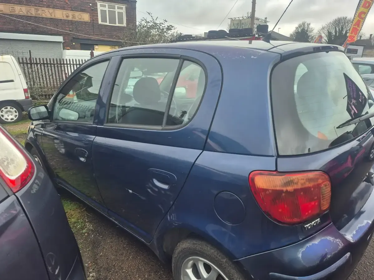 Used Toyota Yaris 85 HP (62 kW) 2004 Blue Hatchback