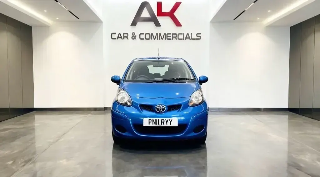 Usado Toyota Aygo 67 CV (49 kW) 2011 Azul Utilitario