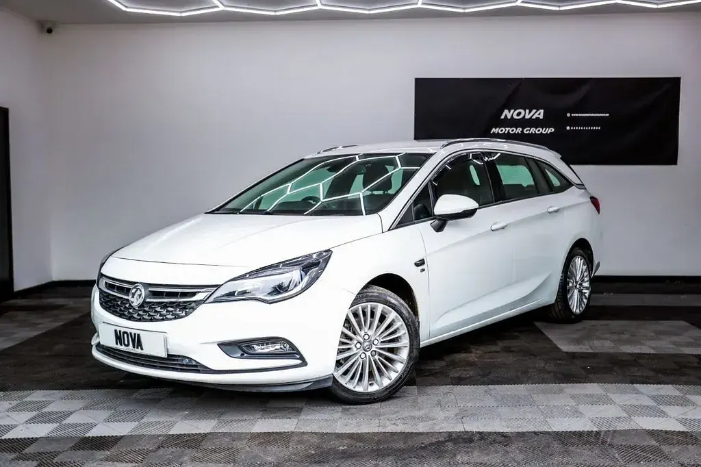 Used Vauxhall Astra Elite 136 HP (100 kW) 2017 White Estate