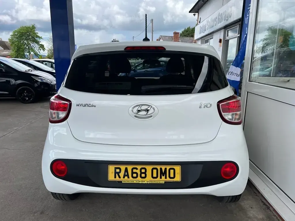 Used Hyundai i10 GO! 100 HP (73 kW) 2019 White Hatchback